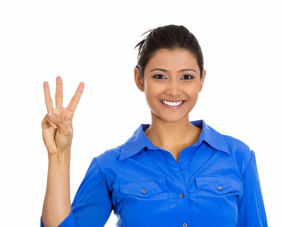 Женщина с жестом 3. Показывает три пальца. Девушка показывает 3 пальца. Девушка жесты руками.