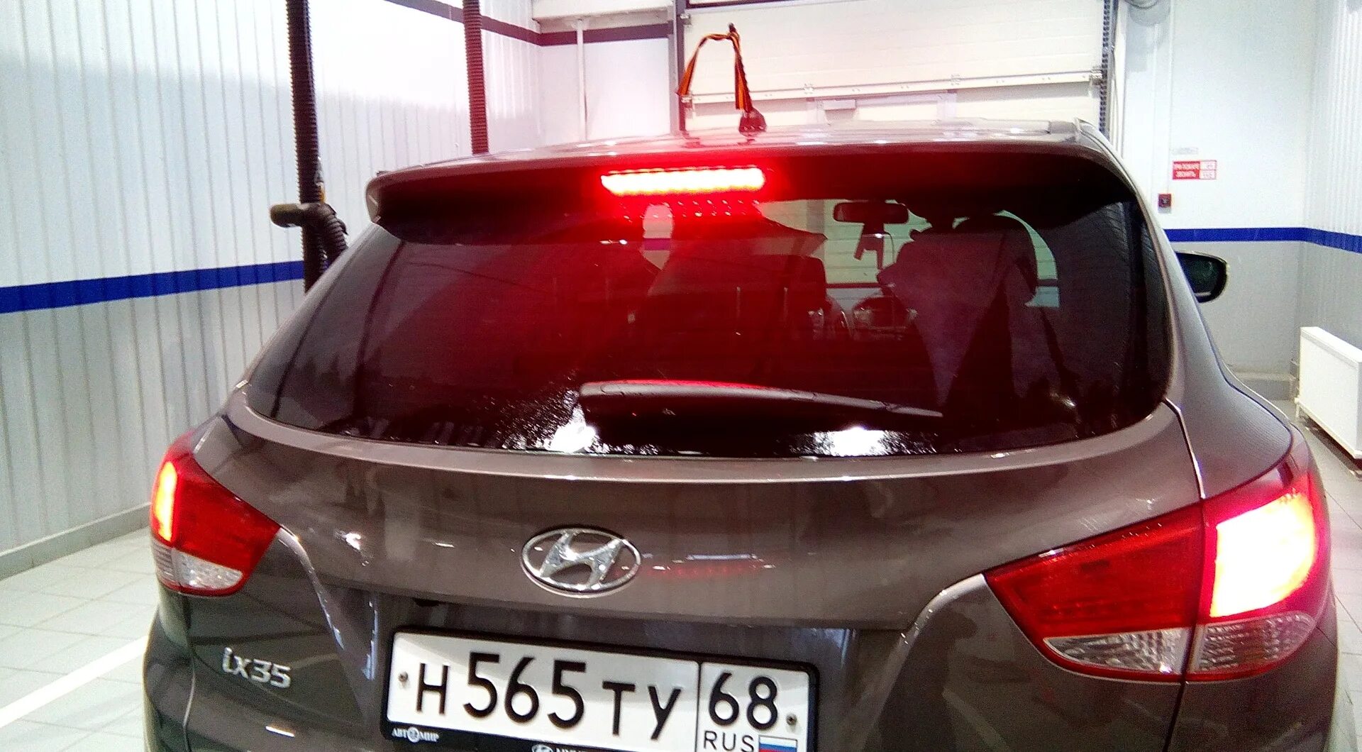 Ix35 как поменять лампочку Замена ламп подсветки номера. Hyundai Santa Fe (3G), 2,4 л, 2016 года электрон