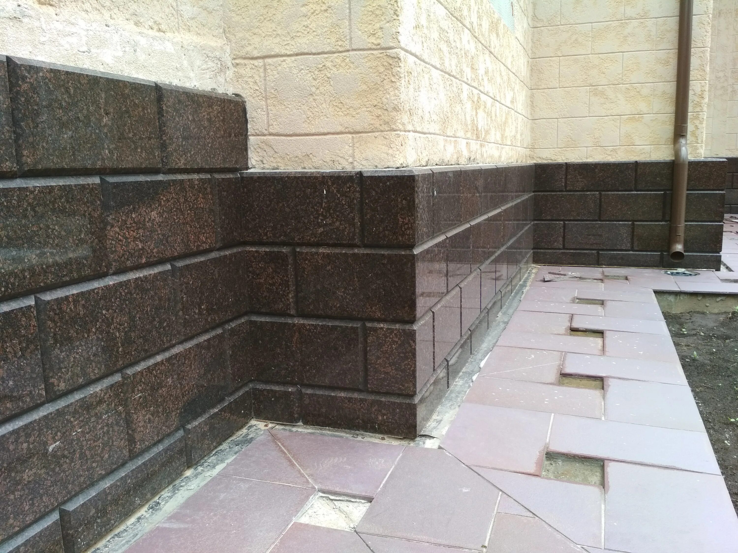мраморный цоколь. базальт цоколь. гранит куртинский облицовка. цоколь плитка (гранит - мрамор) modern. облицовка гранитом.