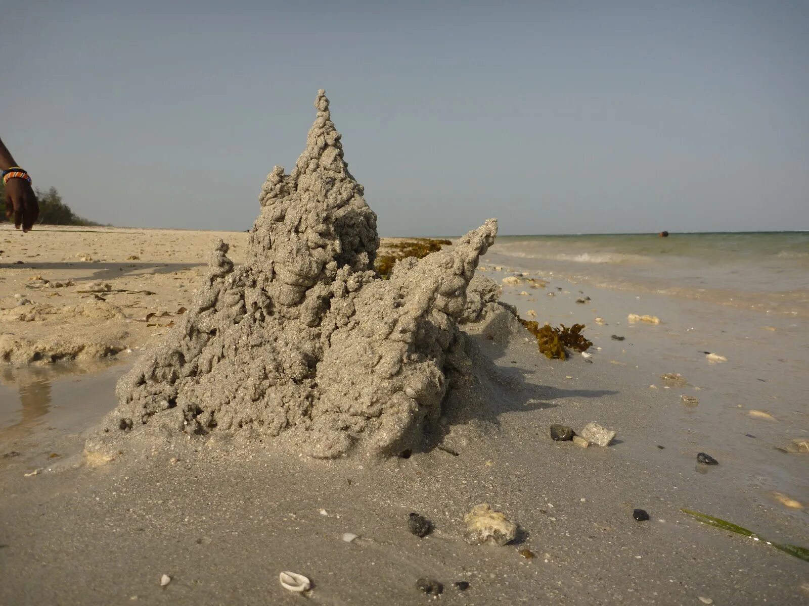 Замок из песка на пляже. Замок из мокрого песка. Разрушенный песочный замок. Замки из песка детские. Замок из песка дорама