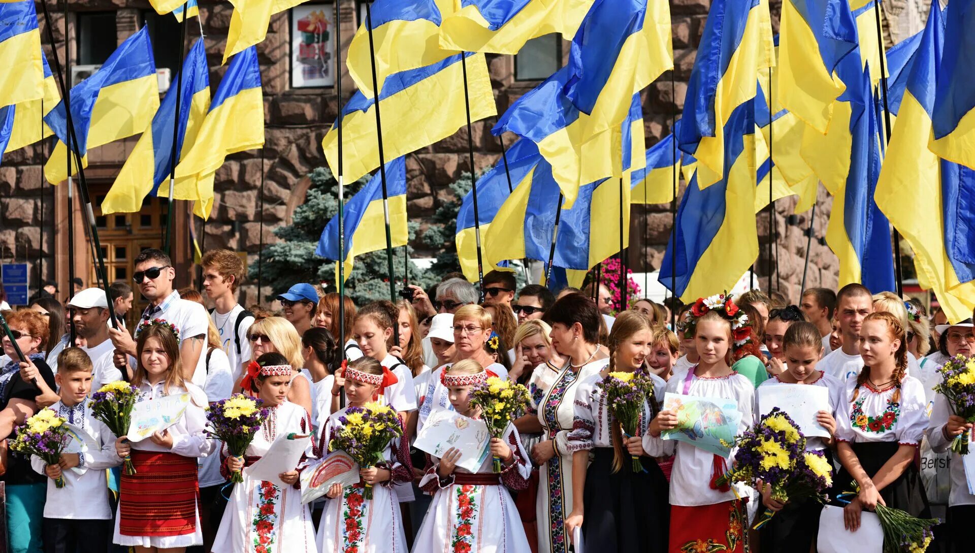 Украина народ. Праздники Украины. Много людей с флагом Украины. Польша и Украина. Украина день 22