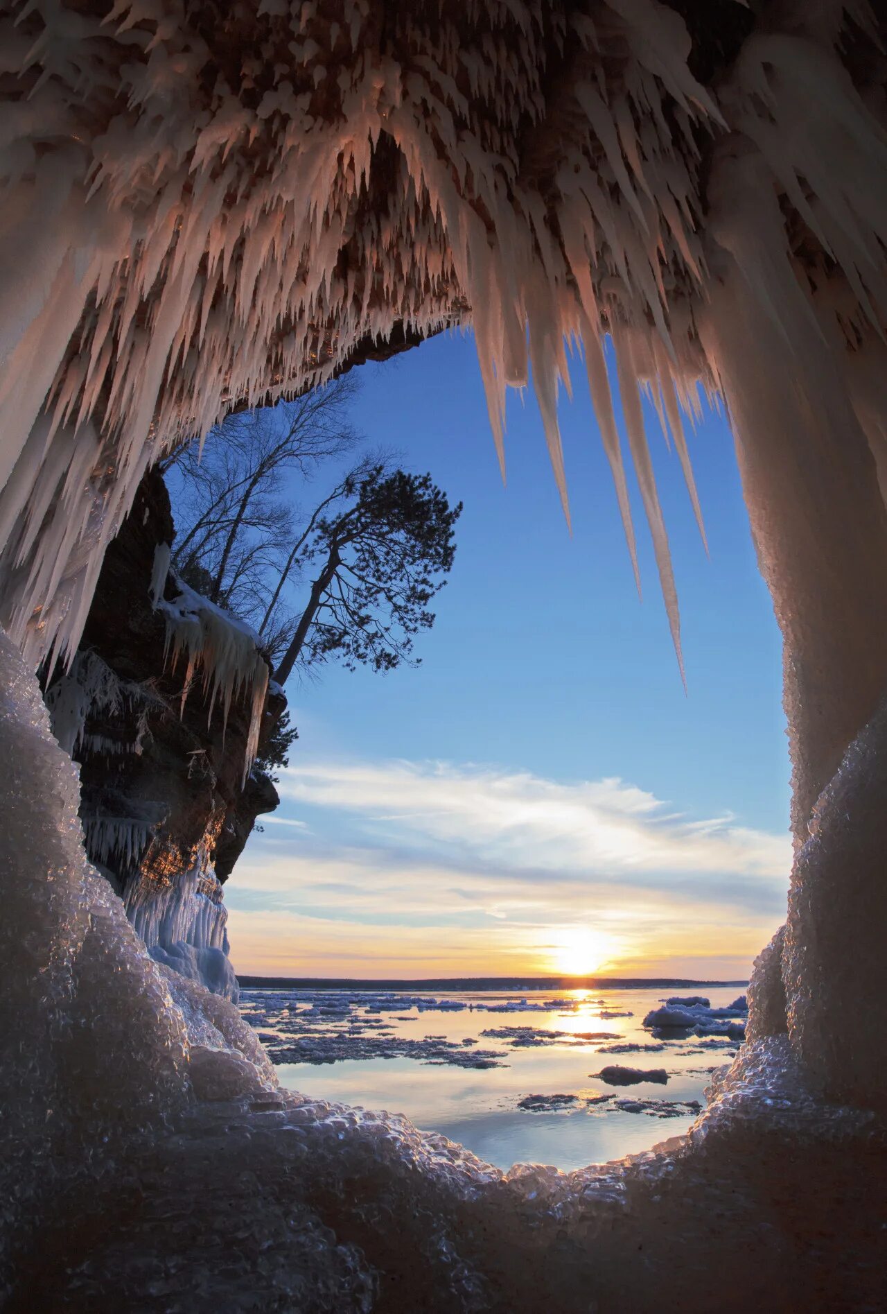 Ледяные пещеры национального парка озер «Apostle Islands National Lakeshore».. Красивые пещеры. Красивые места земли зима.