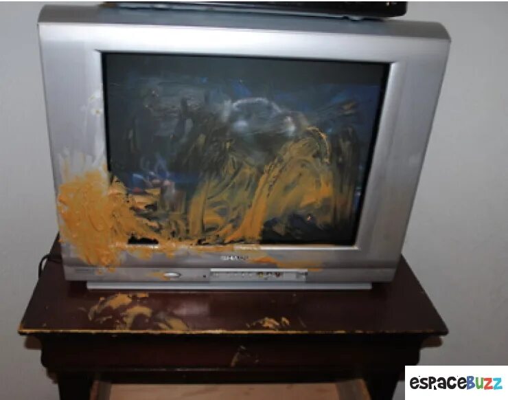 Ребенок разбил телевизор. Малыш разбил телевизор. Покраска телевизора. Телевизор испортил. Покрасить телевизор.