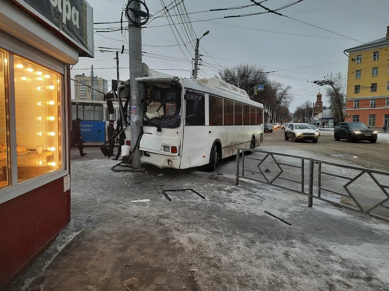 Bus67 ru. Авария с автобусом в Самаре. Автобус врезался в столб. ДТП автобус Самарская область. 67 Автобус Самара авария.