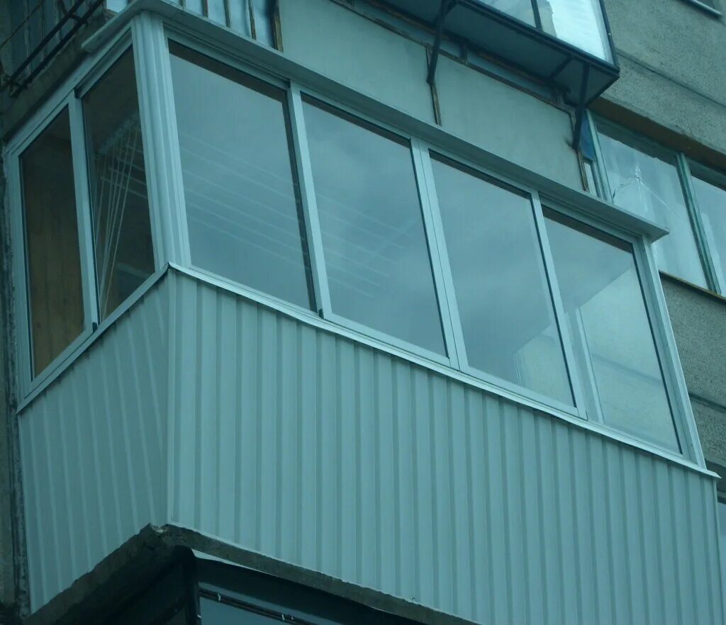 Металлическое остекление балконов. Обшивка металлом остекления. Остекление балкона железное остекление.