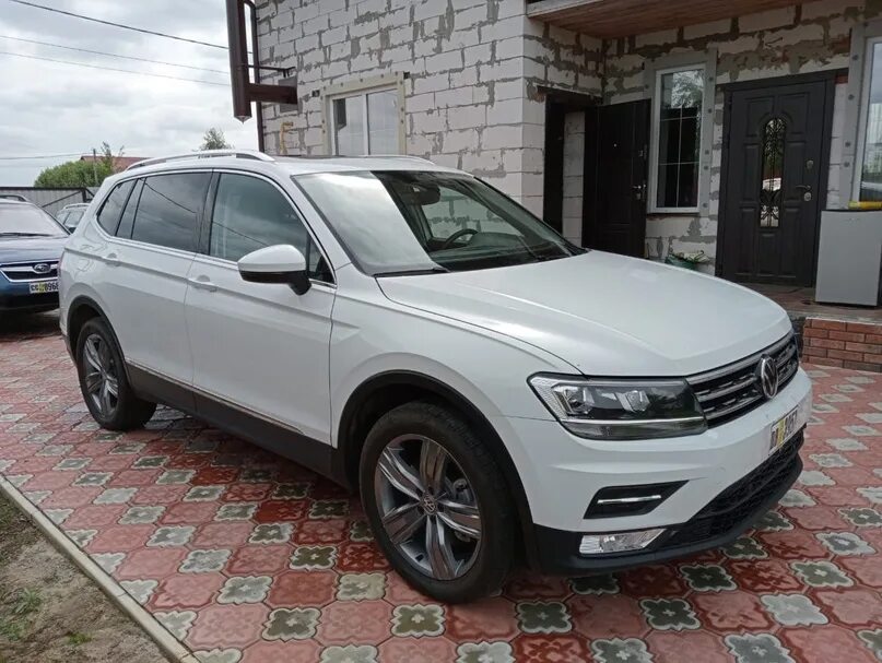 Volkswagen tiguan годы выпуска. Volkswagen Tiguan in the Summer Forest.