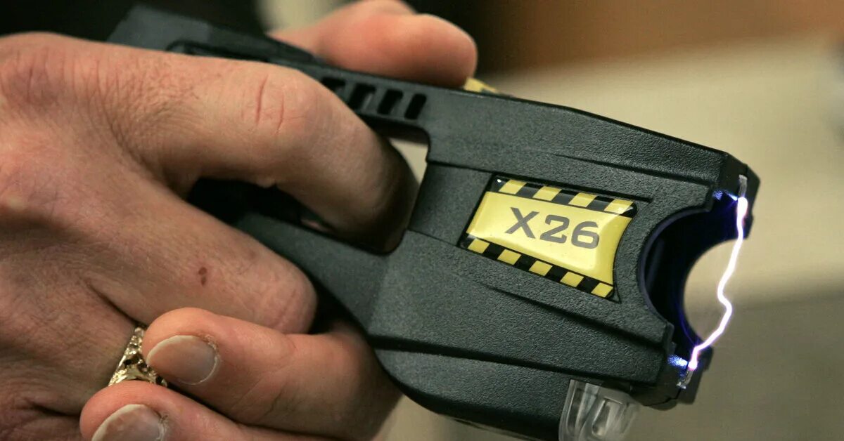 Электрошокер тазер x26. Электрошокер XS-800 Taser. Taser m26c изнутри. Скольки лет можно электрошокер