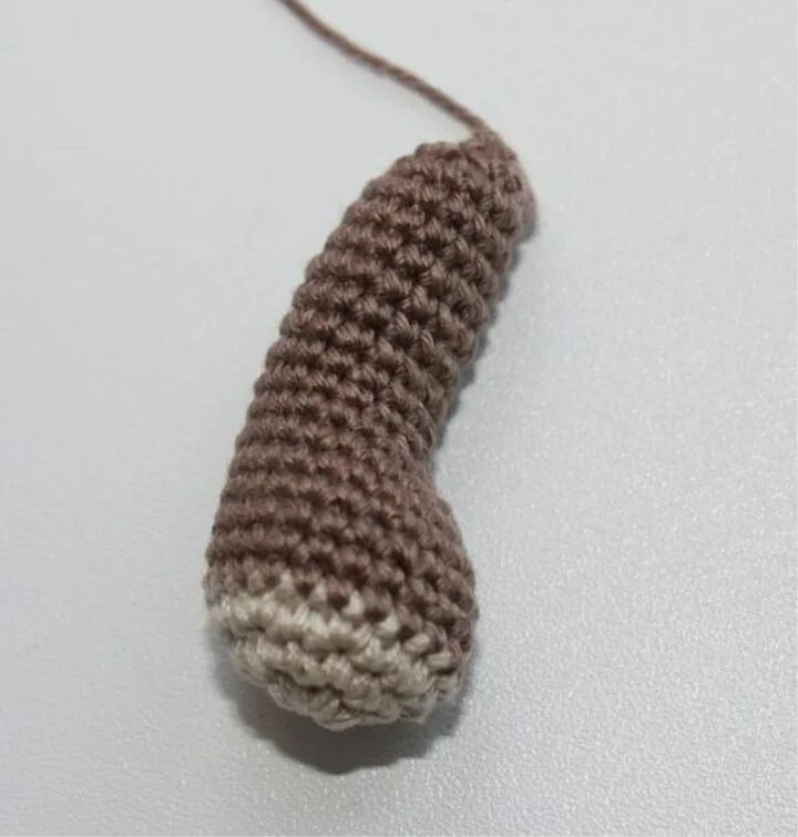 Вязаные игрушки. Вязаные прихватки. Лапка крючком схема. Лапы вязаные крючком. Брелок кошачья лапка.