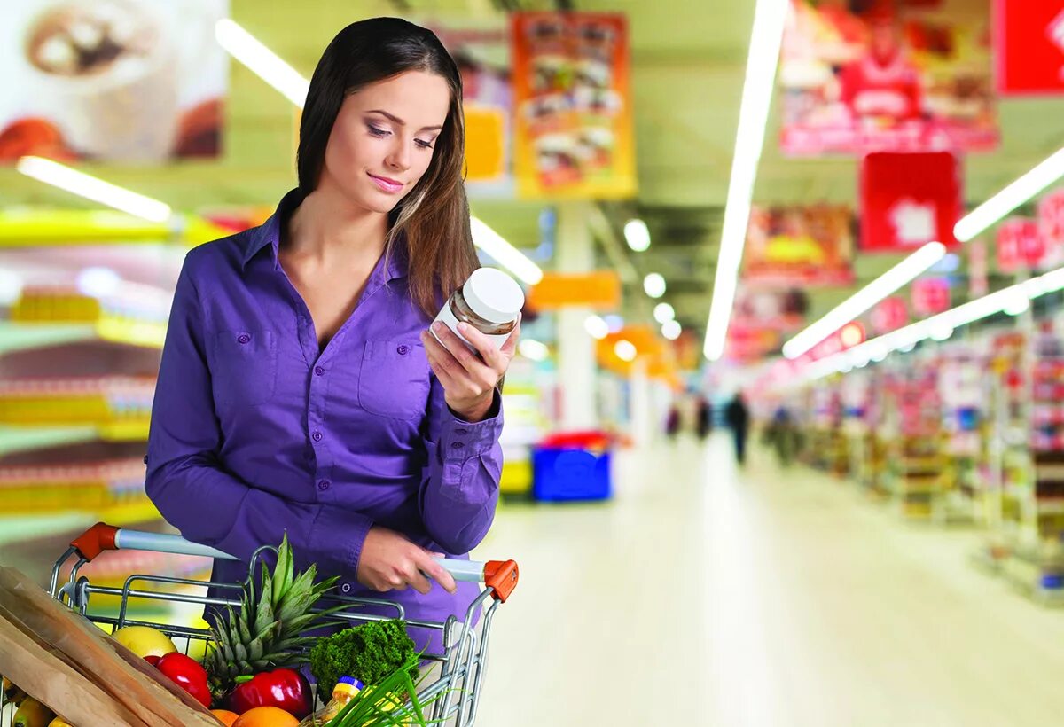 While market. Покупатель в магазине. Продукты в супермаркете. Покупатель в супермаркете. Покупатели в магазине продуктов.