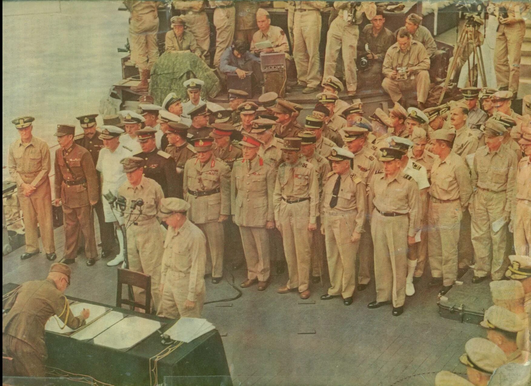 Капитуляция в раю. Капитуляция Японии 2 сентября 1945. Капитуляция Японии окончание второй мировой войны. Капитуляция Японии на линкоре Миссури. Разгром милитаристской Японии 1945.