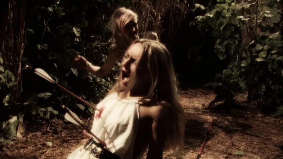 Убивают девушку стрелой. Amazon-warriors: посланник королевы. Сердце со стрелой. Убивают девушку стрелой. Девушка со стрелой в спине.