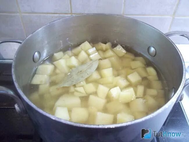 Отваренная картошка с рыбой. Суп с картофельными шариками. Картофельный бульон рецепт. Картофельный бульон рецепт. Курица с картошкой с бульоном в кастрюле.