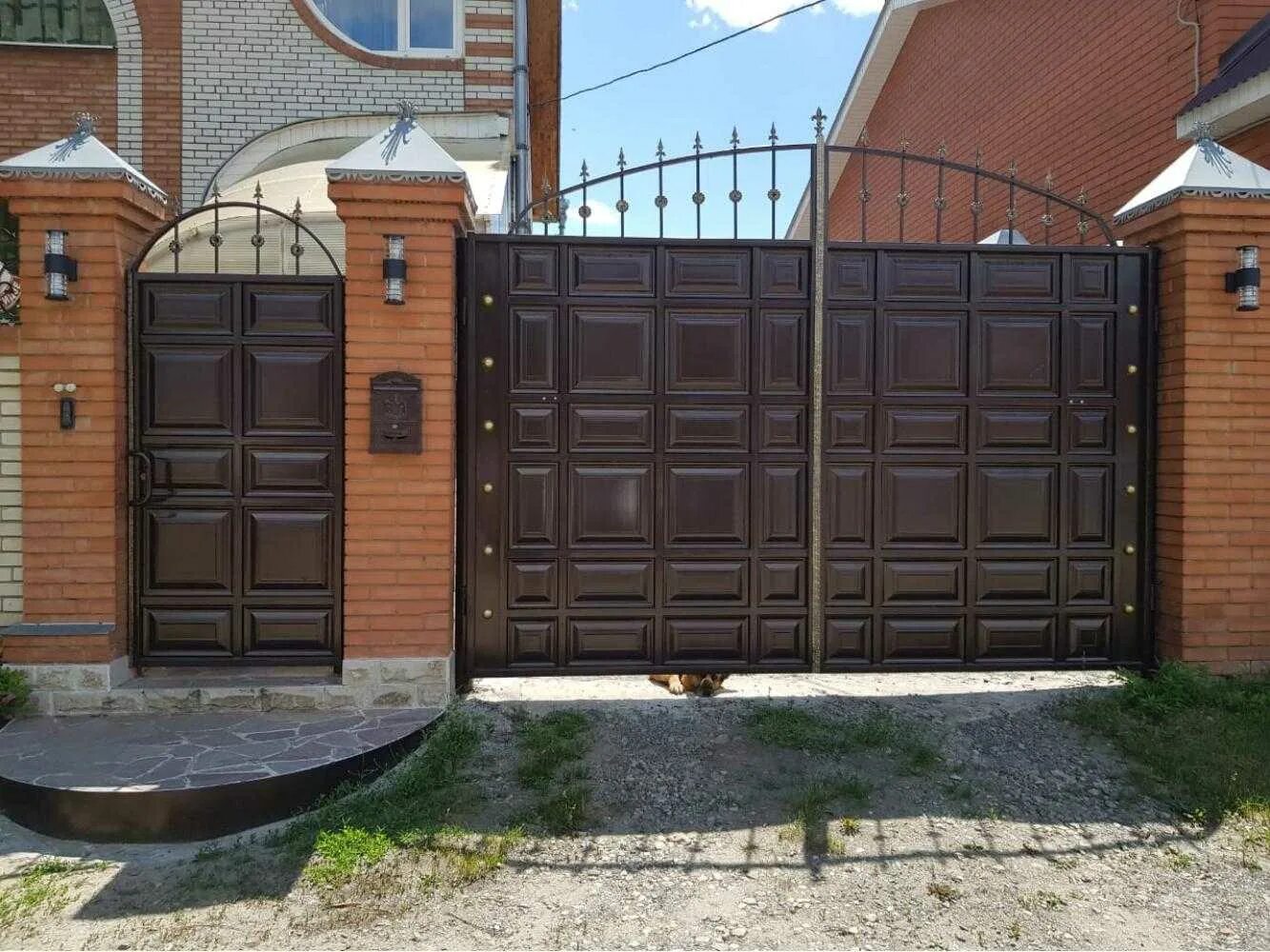 Уличные распашные ворота дорхан с калиткой. Распашные ворота с приводом алютех. Распашные ворота автоматические дархан. Металлические ворота со встроенной калиткой. Ворота распашные 512кб.