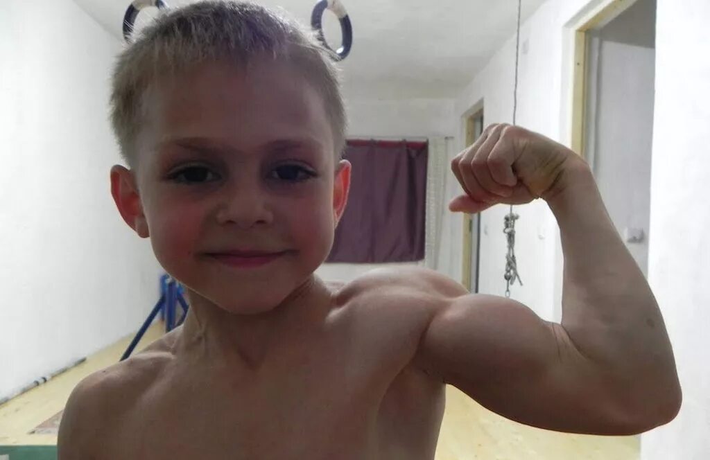 мышцы у детей 10 лет. маленькая странная детское видео. джулиано строе 2022. лиам хоекстра 2020. джулиано мальчик качок.