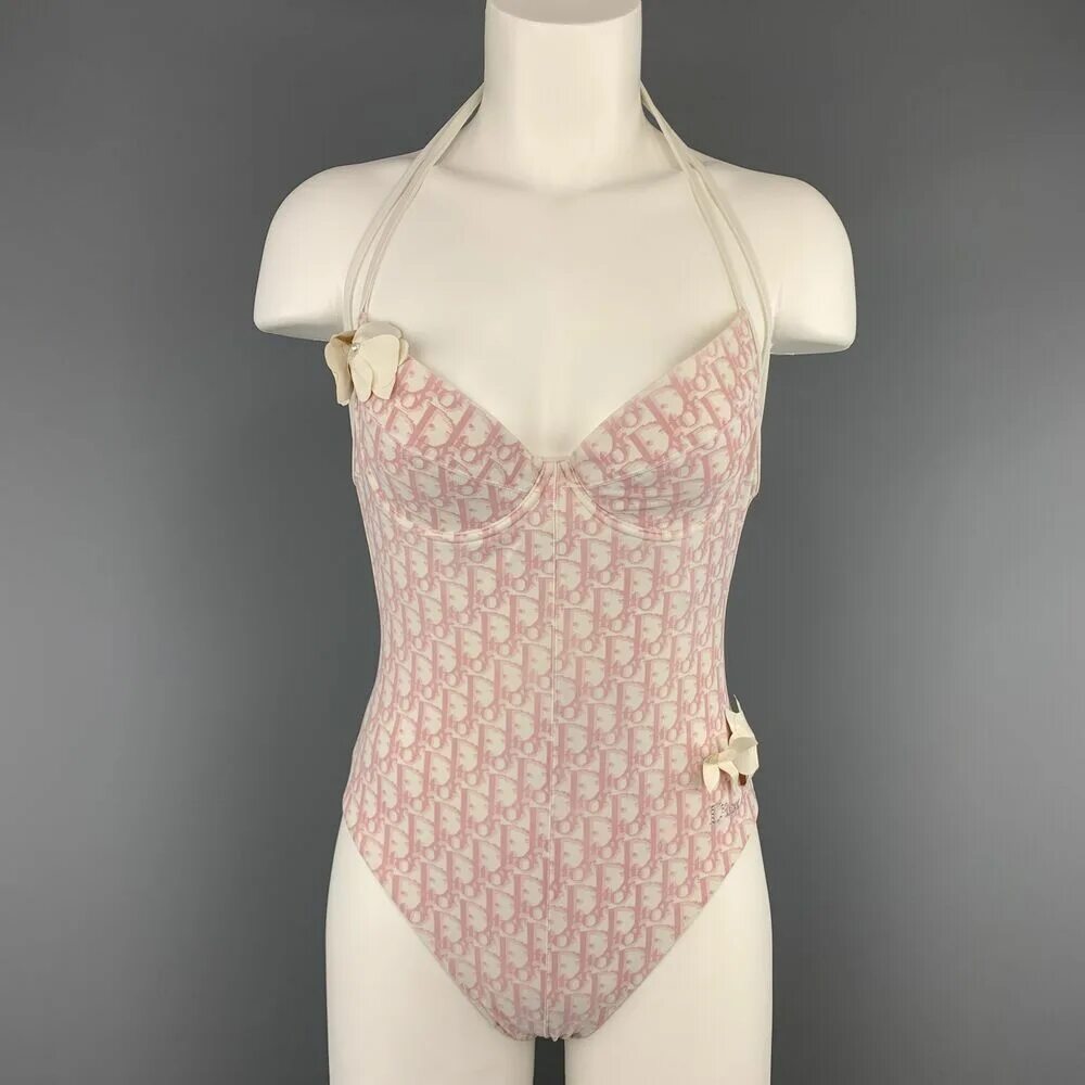 Съемка в стиле диор купальники. Купальник кристиан диор слитный. Купальник диор. Купальник dior раздельный. Купальник кристиан диор.