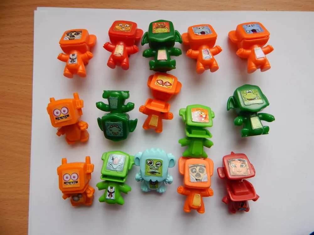 Kinder robot. Киндер робот ft041. Игрушка из киндера робот. Киндере игрушки Тоботы. Киндер сюрприз Тобот.