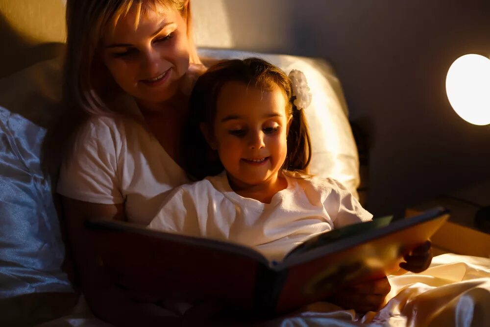 Daughter night. Чтение на ночь. Чтение ночью картинки. Семья чтение перед сном. Мама читает дочке сказку.