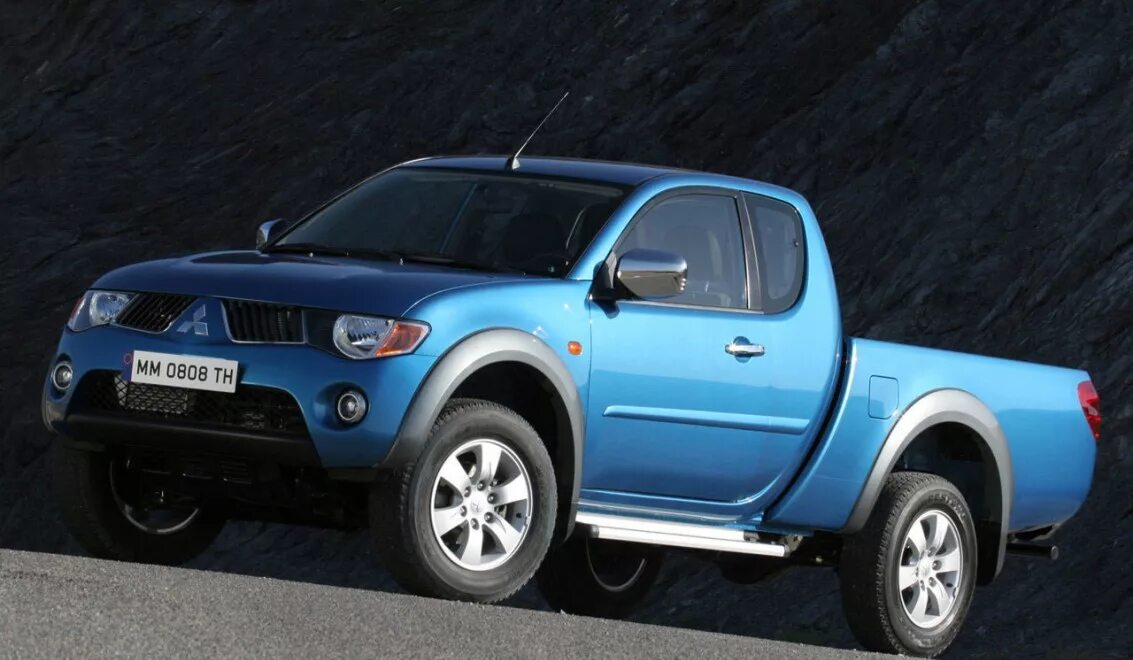 Поколения мицубиси л200. Mitsubishi l200 пикап. Mitsubishi l200 4. Mitsubishi l200 2. Пикап Митсубиси л200.