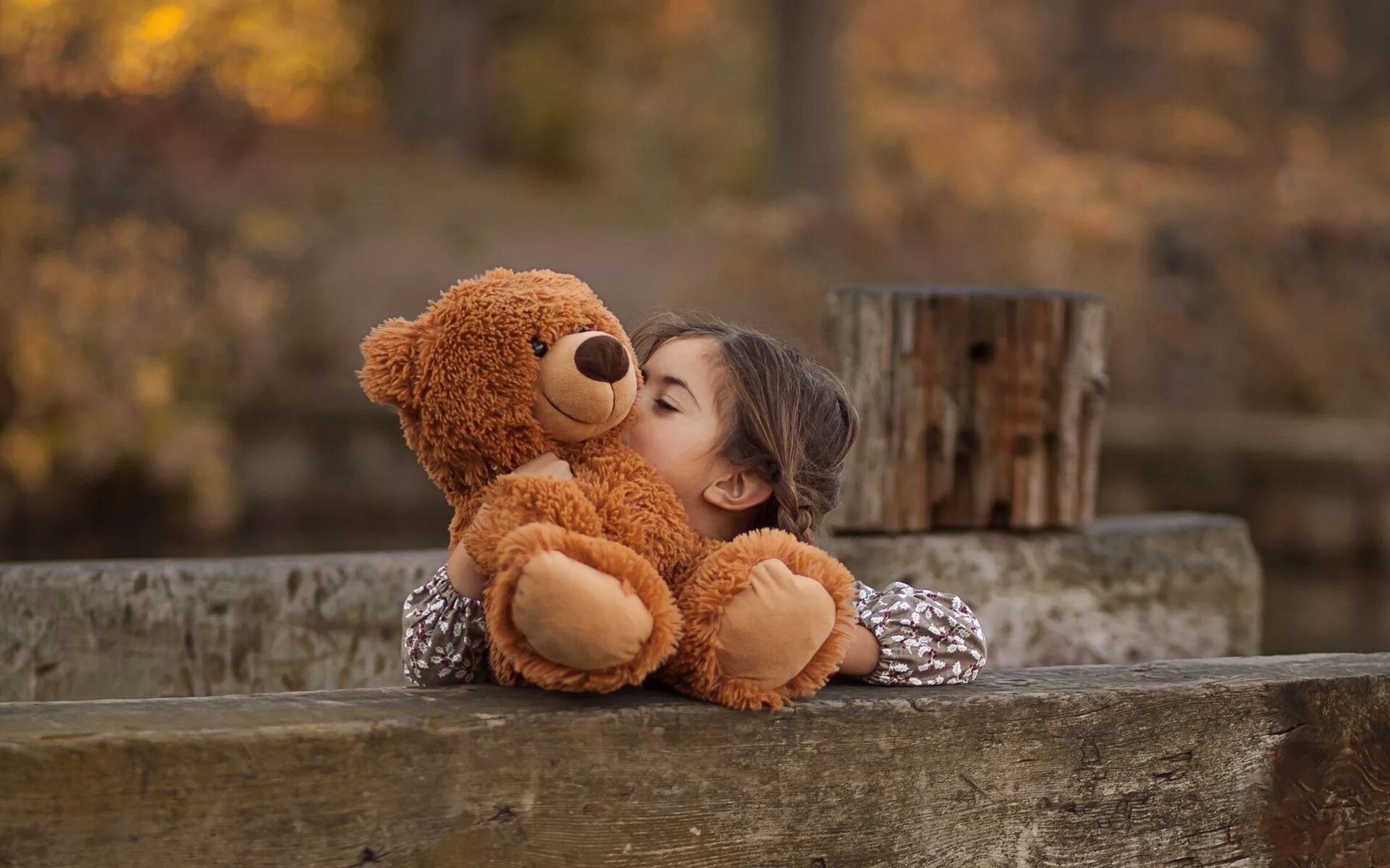 девочка с мишкой. обнимаю. медвежонок для детей. девочка с медвежонком. ребенок с плюшевым мишкой.