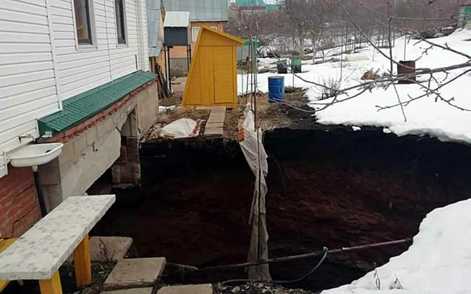 Появляется земля в доме