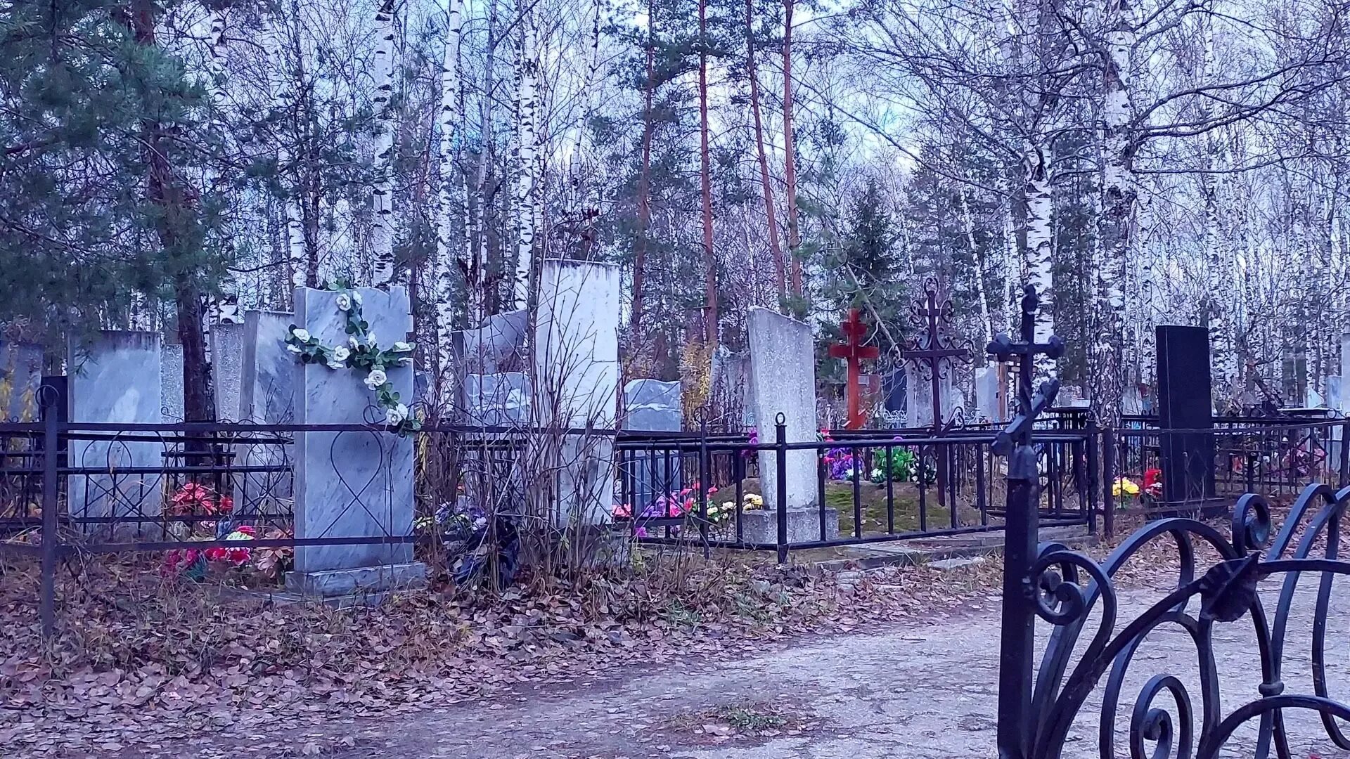 Ростовское северное кладбище. Фото пантелеевой на кладбище. Фото пантелеевой на кладбище. Свежая могила на кладбище. Редкино кладбище.