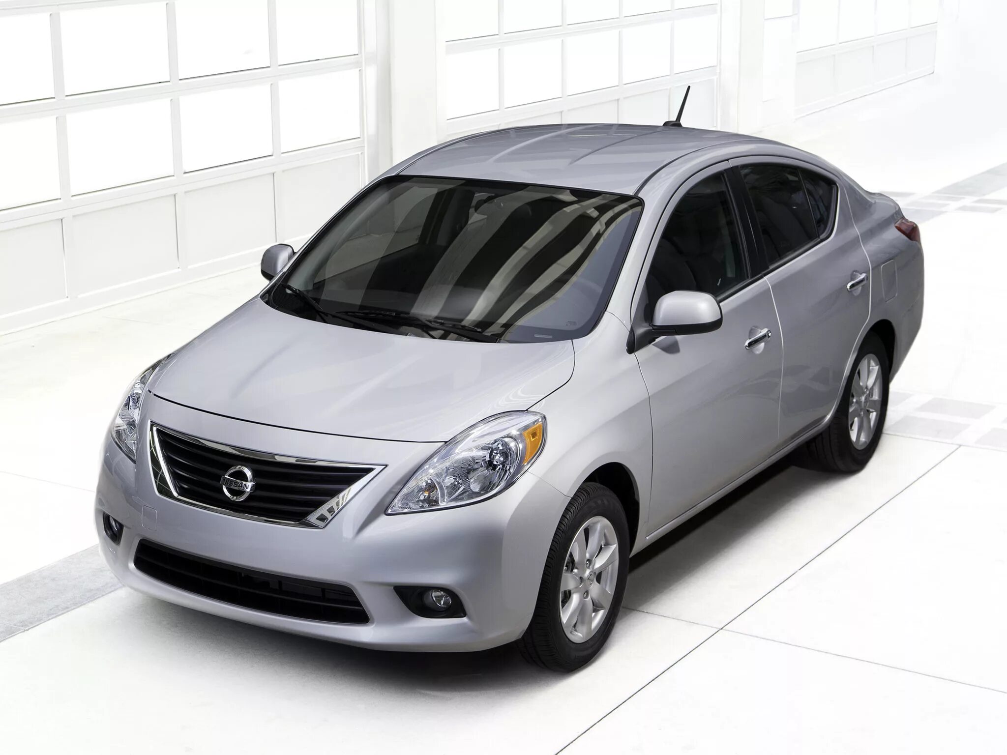 Марки автомобиля nissan. Nissan Versa 2011. Ниссан Верса 2011 седан. Nissan Versa 2013 седан. Nissan Versa 2012.