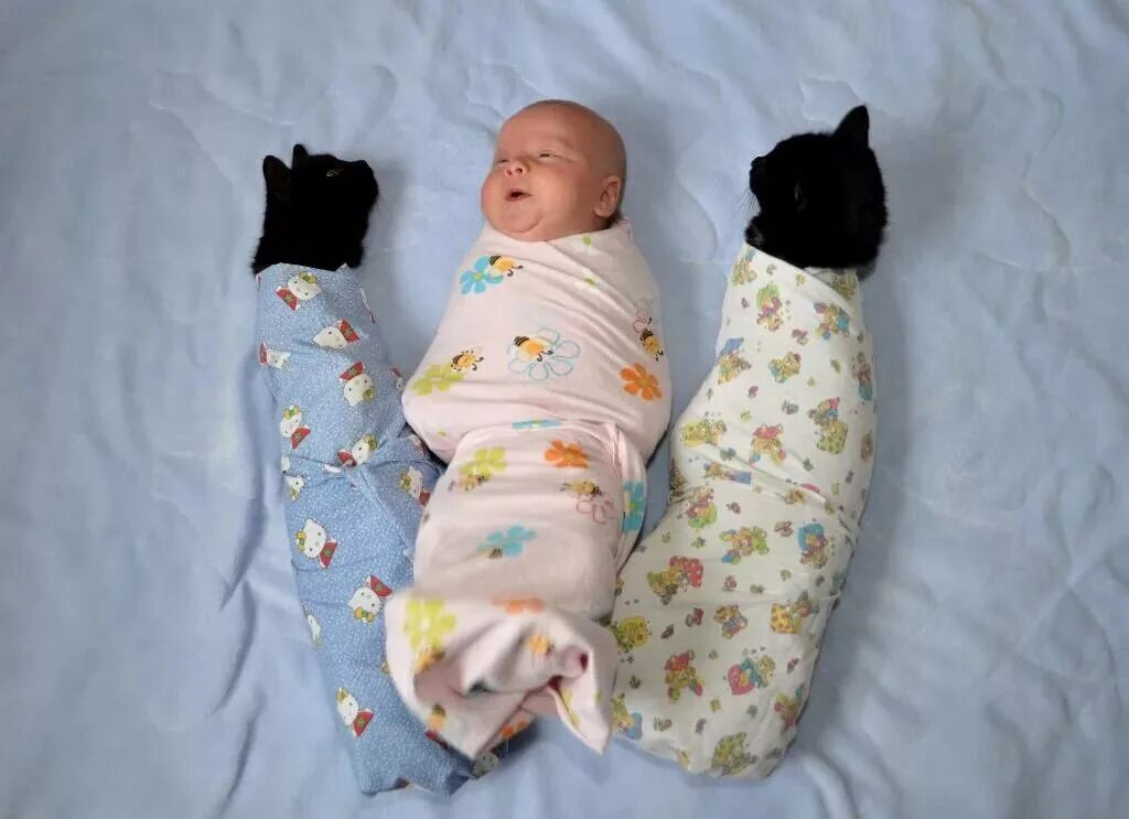 запеленать ребенка в 1 пеленку. техника пеленания новорожденного. пеленание ручек. пеленание ручек новорожденного на ночь. до скольки можно пеленать ребенка на ночь.