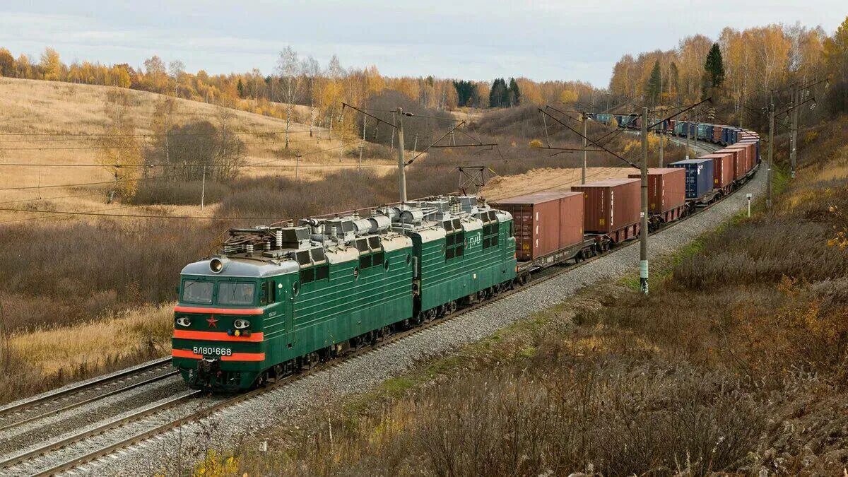 Железная дорога товарная. Вл 80 контейнерный поезд. Грузовой поезд вл80с 1090. Грузовые тепловозы РЖД. Грузовой поезд Казахстан вл80с.