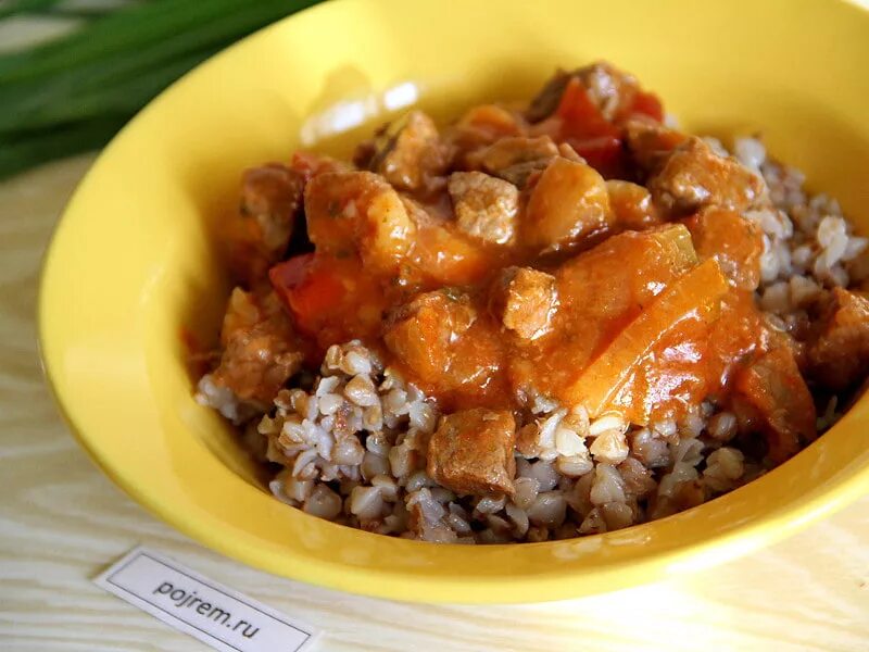 Гречка с фрикадельками в духовке. Гречка с мясом и подливкой. Гречка по купечески. Гречка с килькой в томате. Подлива для гречки без мяса с томатной пастой.