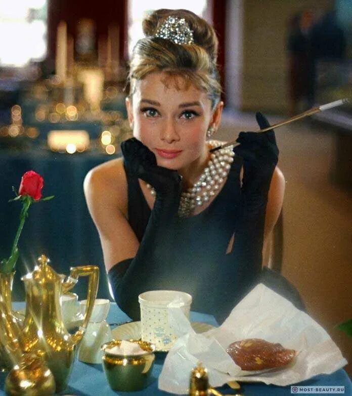 Завтрак у тиффани краткое. Завтрак у Тиффани (1961). Одри Хепберн завтрак у Тиффани.