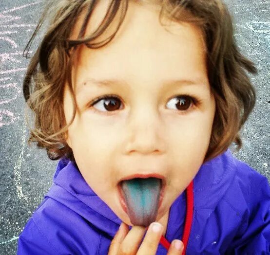 длинный язык детей