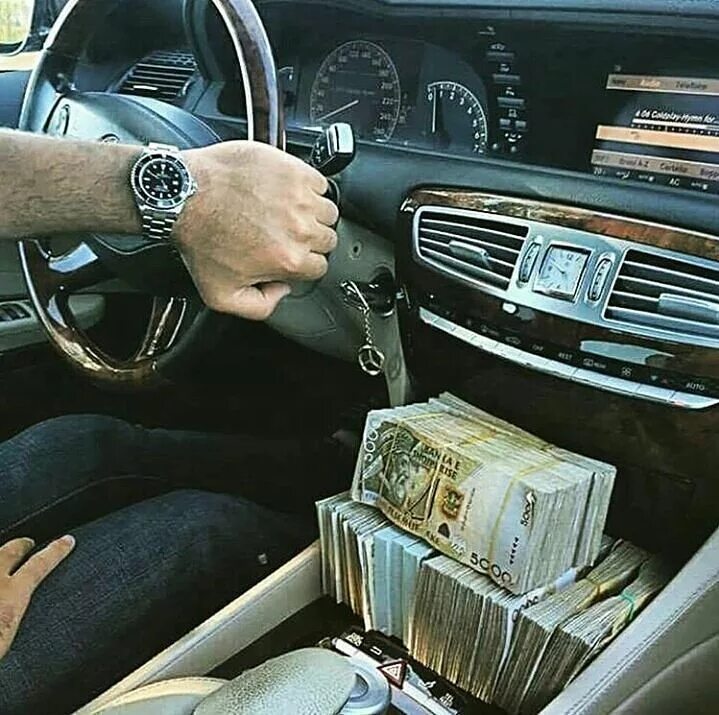 Автомобиль много денег. Деньги в машине. Деньги шикарные машины. Деньги в салоне авто. Деньги в руках мужчины в машине.