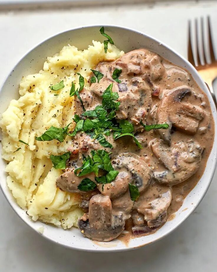 Мясные рулетики в сметанно-чесночном соусе. Ели хотите, что-нибудь приготовить в