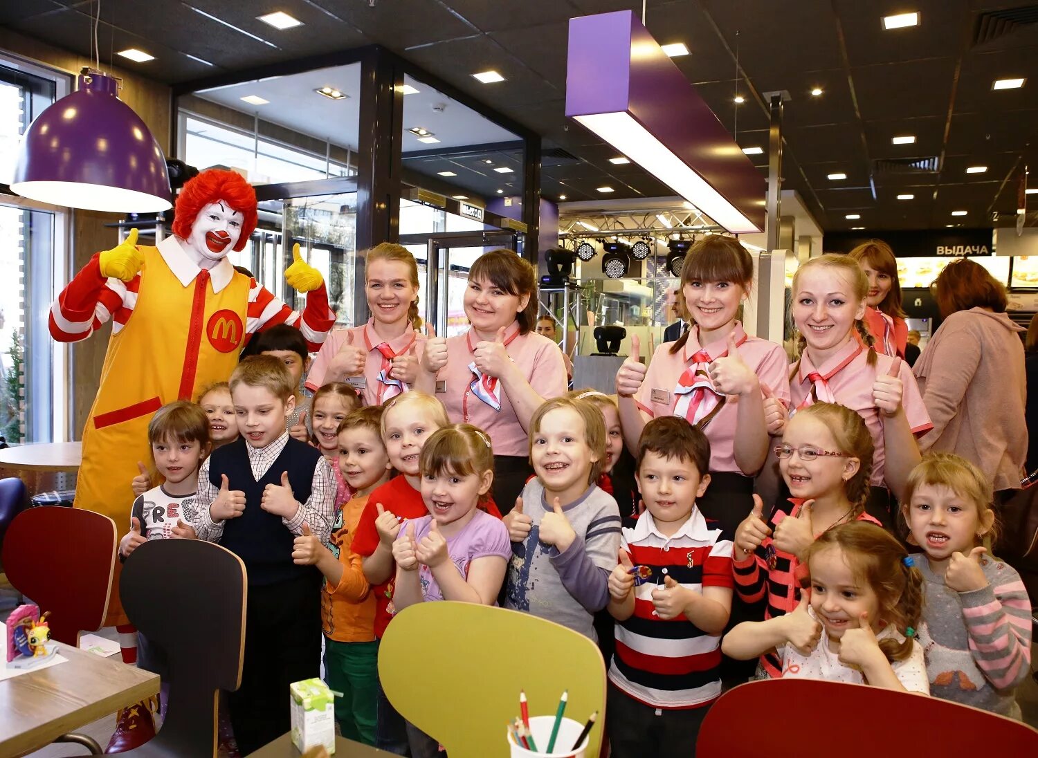 Mcdonald's russia. Макдоналдс в России. Детский праздник в Макдональдсе. Макдональдс посетители. Праздник в Макдональдсе.