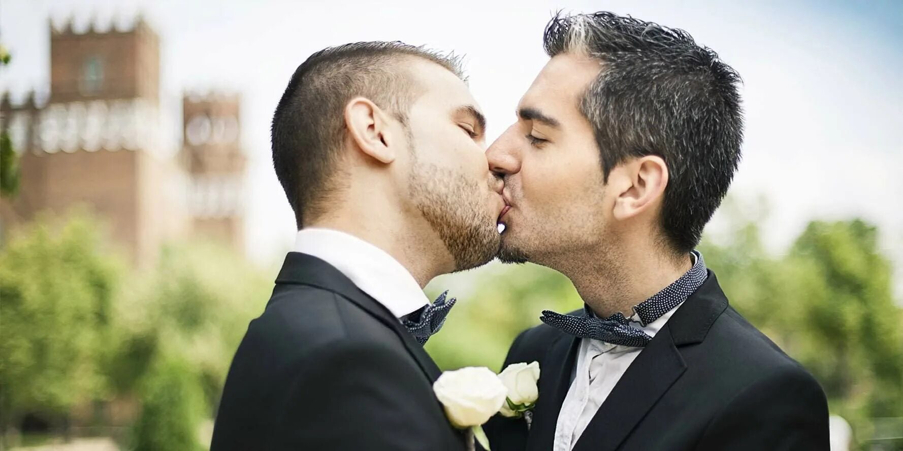 2 пары на свадьбе. свадьба двух людей. обычная свадьба. свадьба двух мужчин. однополые пары.