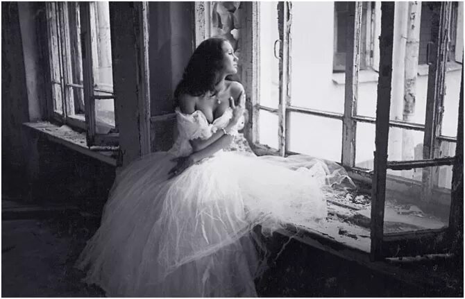 Невеста плачет. Несчастная невеста. Грустная девушка в свадебном платье. Невеста у окна. Картина плачущая невеста