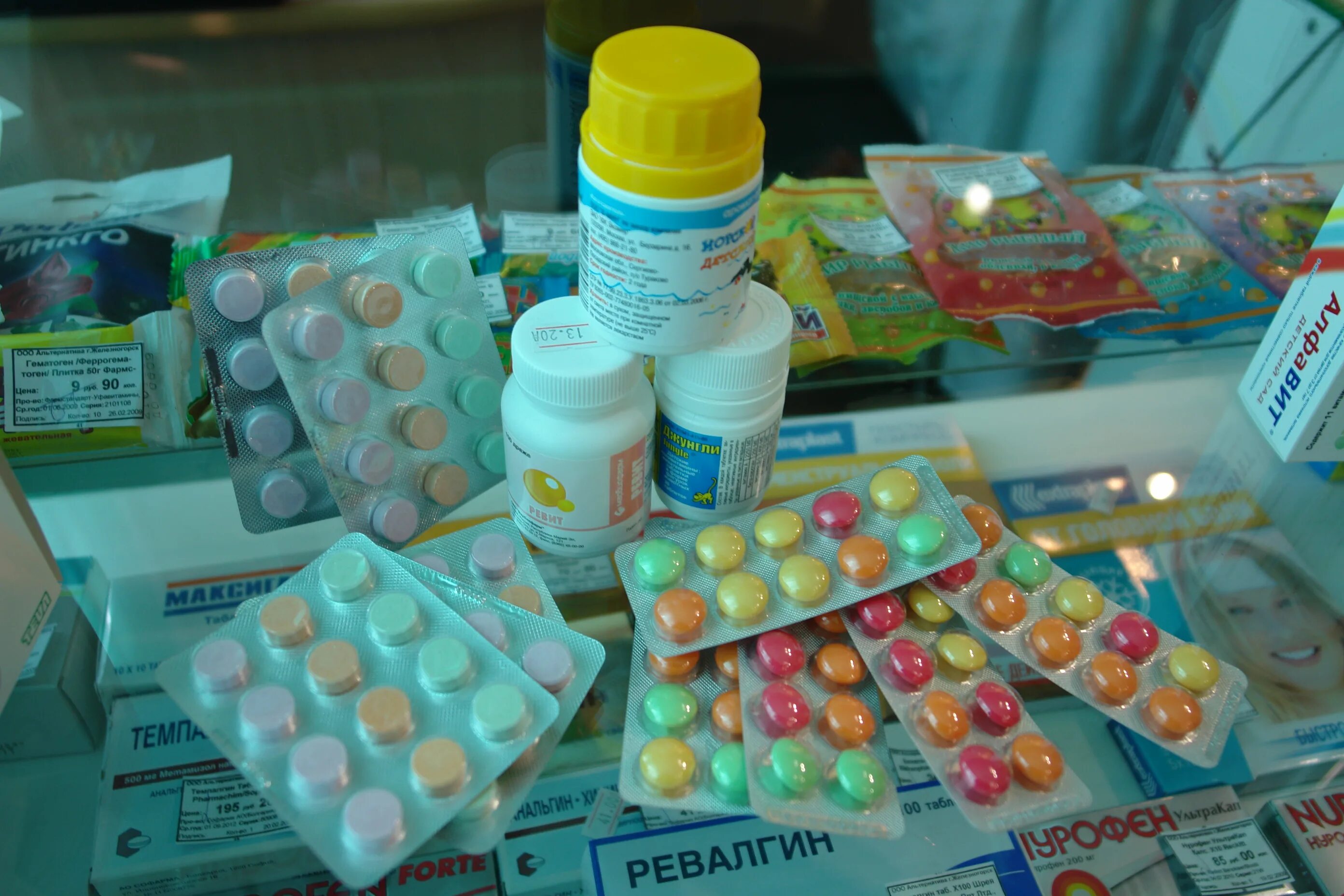 игрушечные таблетки. лекарственные формы для детей. прием лекарств детьми. лекарство для детей. медикаментозная терапия у детей.