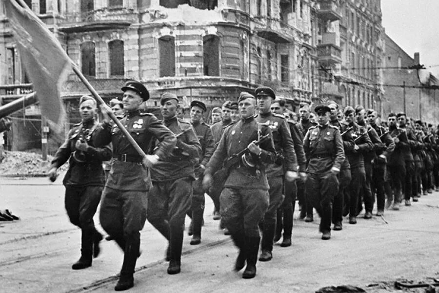 Эшелоны солдат едут на фронт в вов. Победа 9 мая 1945. Вов 1945 победа. Кинохроника победы 1945. Ркка в берлине 1945.