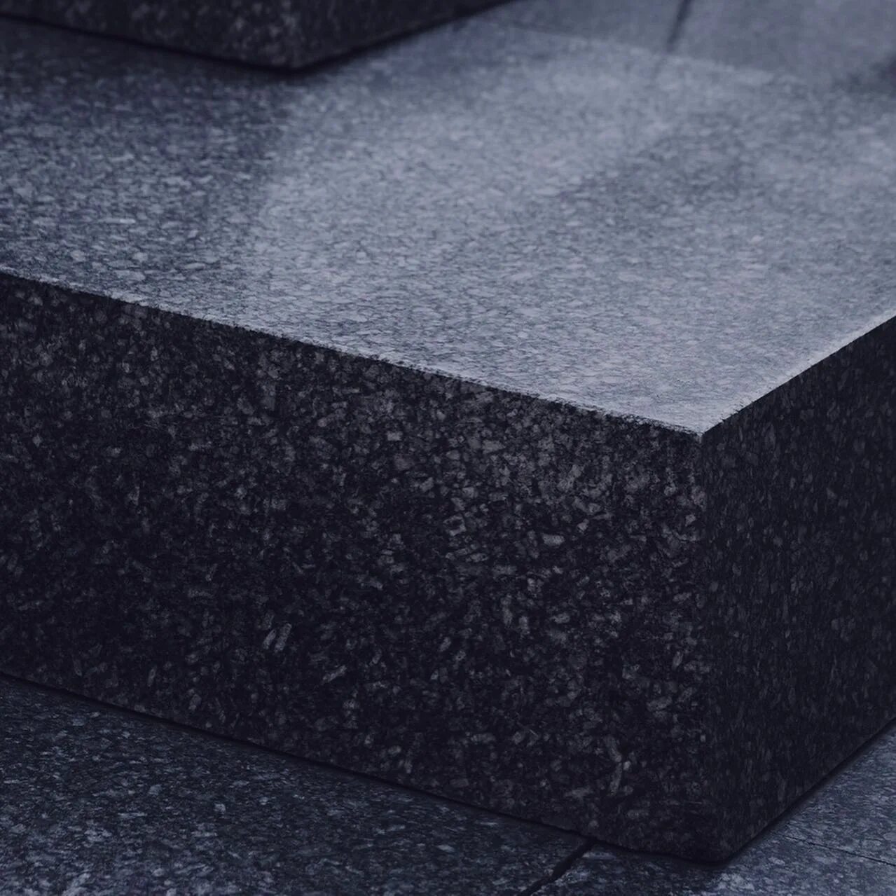 Черный гранит плиты. Absolute black гранит термообработанный. Гранит габбро диабаз карелия. Плитка абсолют блэк гранит. Гранитная плитка блэк гэлакси 300х600.