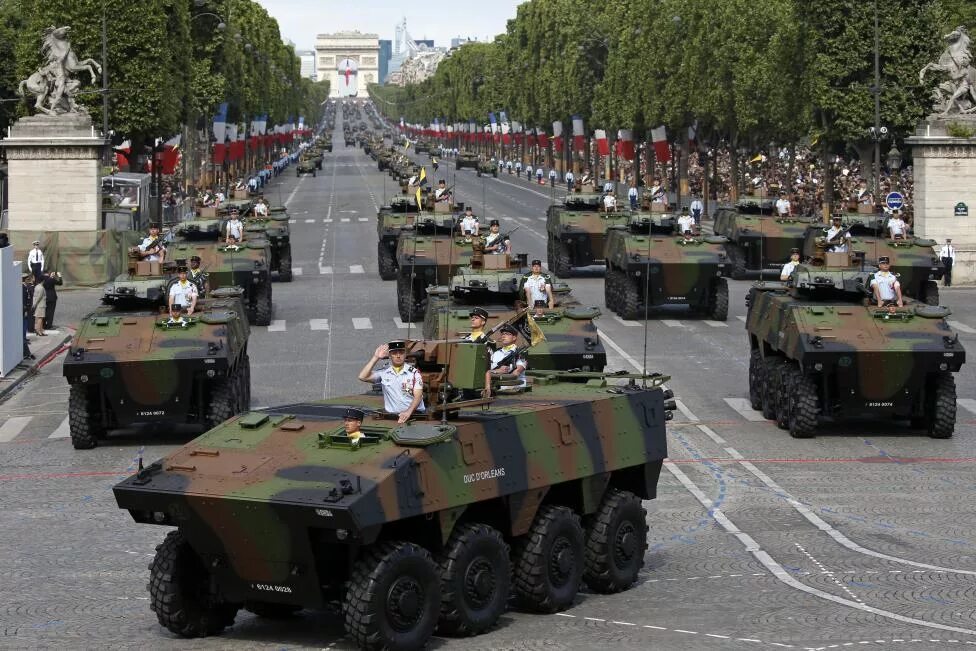 Военный парад во Франции 14 июля. Военный парад взятие Бастилии. Парад в честь взятия Бастилии. Франция парад в день взятия Бастилии.
