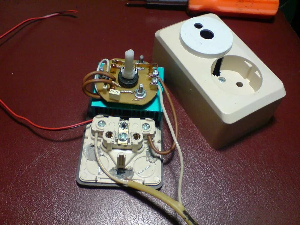 Регулятор скорости кулера 12в. Резистор для кулера 12 вольт. Схема подключения вытяжного вентилятора с конденсатором. Уменьшение оборотов. Регулятор скорости вращения вентилятора 220в схема подключения.