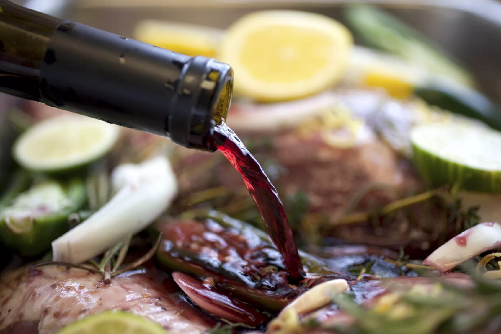 Какое вино к шашлыку. Шашлычок и вино. Шашлык и вино. Мцвади баранина. Стол с шашлыком и вином.