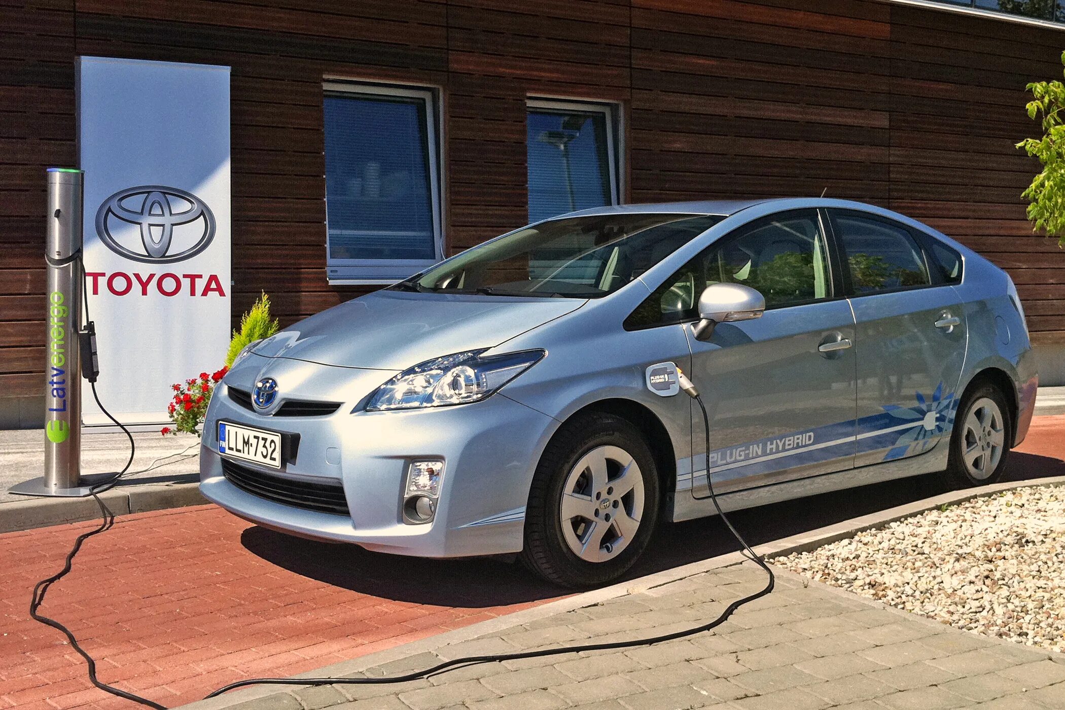 Можно ли привезти гибрид. Тойота приус гибрид 30. toyota prius 2010. toyota prius 1.8 plug-in hybrid. toyota prius 070.