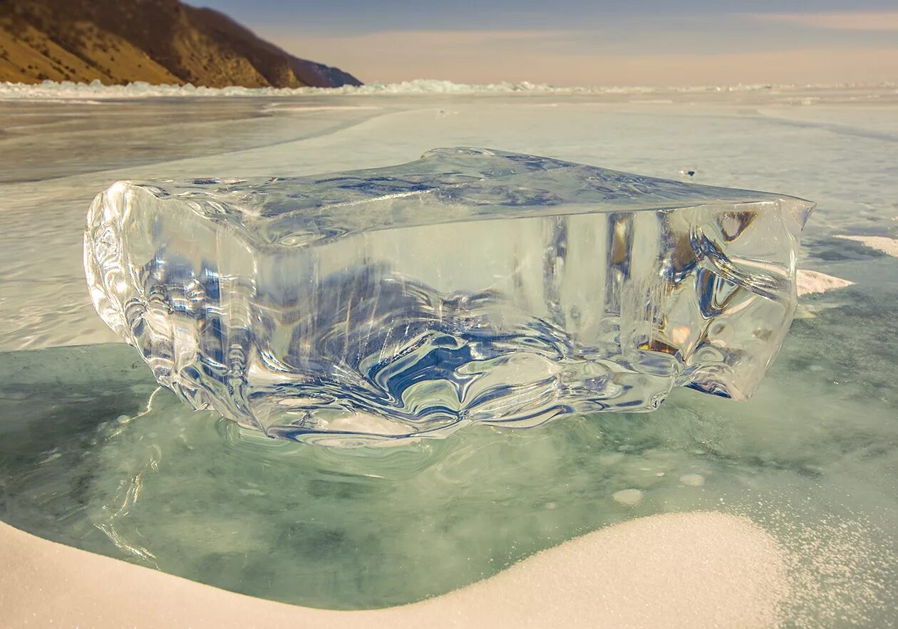 Байкал внутри. Прозрачный лед Байкала дно. Прозрачная вода. Прозрачный лед Байкала. Ледяная вода.