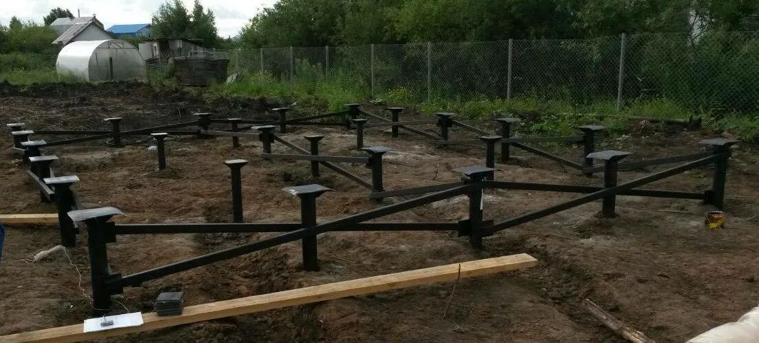 Винтовые сваи своими руками. Винтовые сваи титан м400. Свайно винтовое поле. Песчаная свайное поле. Свайно ригельный фундамент.