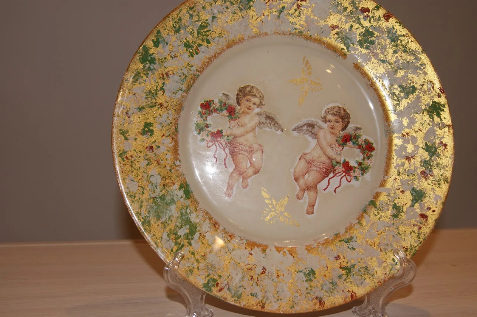 Декупаж на прозрачной тарелке. Обратный декупаж на стеклянной тарелке. Декупаж стеклянной тарелки мастер класс. Обратный декупаж. Обратный декупаж.