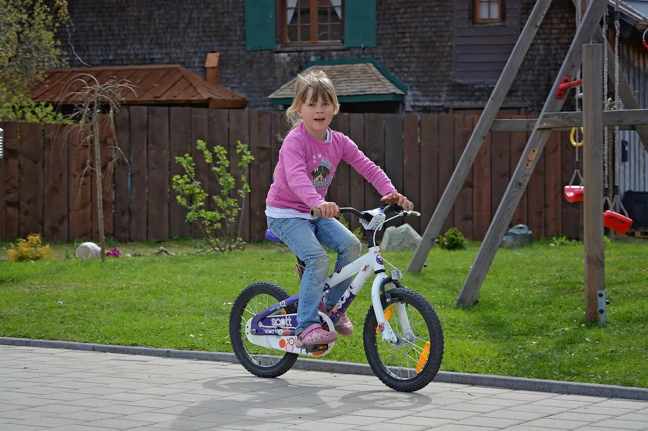 Где кататься ребенку на велосипеде. Дети с велосипедом. Дети катаются на велосипеде. Велик для детей. Малыш катается на велосипеде.