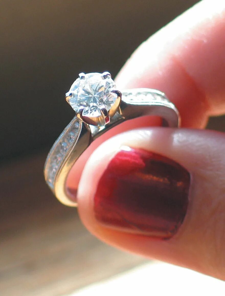 Простое кольцо девушке. Кольцо для предложения девушке. Кольцо с двумя камнями. Необычное кольцо для предложения. Кольцо с 2 бриллиантами.