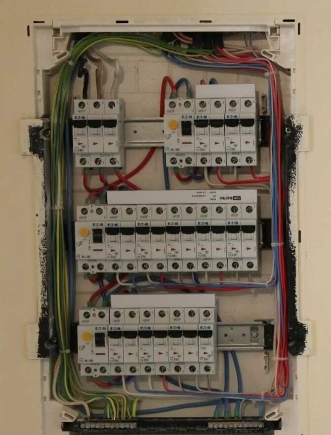 Расключение щита квартирного. Электро щит расключить на 12 автоматов. Расключение электрического щитка 380 на 24 автомата. Расключения щита электро.