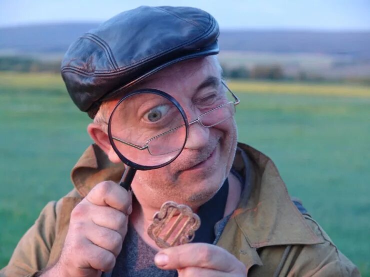 Забавные поиски. Сидит в засаде. Любопытный человек. Мужик с лупой. Съемка диких животных.